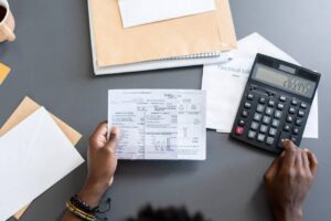 persona con documentos para deducir impuestos por importaciones
