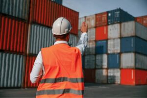 Ante un embargo precautorio, actúa rápido: reúne papeles, pide asesoría legal y contacta a aduanas para resolver el proceso.